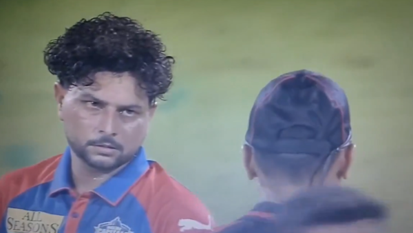 Kuldeep Yadav arguing with umpire DC vs GT IPL 2025