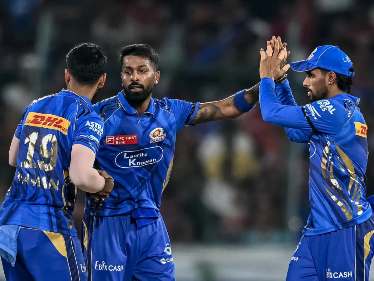 Sunil Gavaskar Applauds Hardik Pandya For His Sensible Gesture Towards Mumbai Indians Players in IPL 2025
