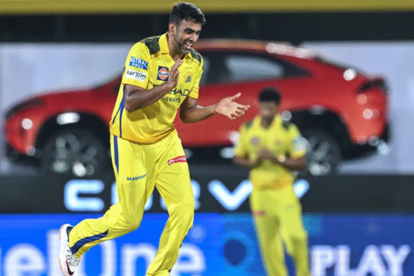 England Wicketkeeper Warns To ‘Mute TVs’ When Ravichandran Ashwin Bowls for Sydney Thunder in BBL 2025/26