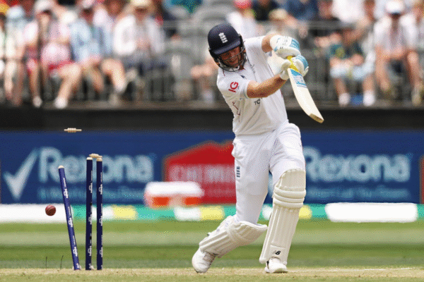 4 Wickets, 19 Balls! England Suffer Dramatic Collapse in the Third Innings As Scott Boland and Mitchell Starc Run Riot in Ashes 2025 Perth Test [WATCH]
