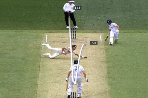 Mitchell Starc Takes Magnificent Diving Catch off His Own Bowling To Dismiss Zak Crawley for a Pair in 1st Ashes 2025 Test [WATCH]