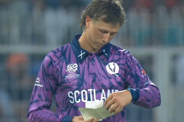 Oliver Davidson Refers To a Note Just Before Dismissing Jacob Bethell in ENG vs SCO T20 World Cup 2026 Clash [WATCH]